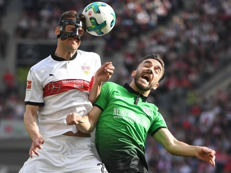Stuttgarts Christian Gentner (l) im Zweikampf um den Ball mit Hannovers Kenan Karaman. Foto: Marijan Murat