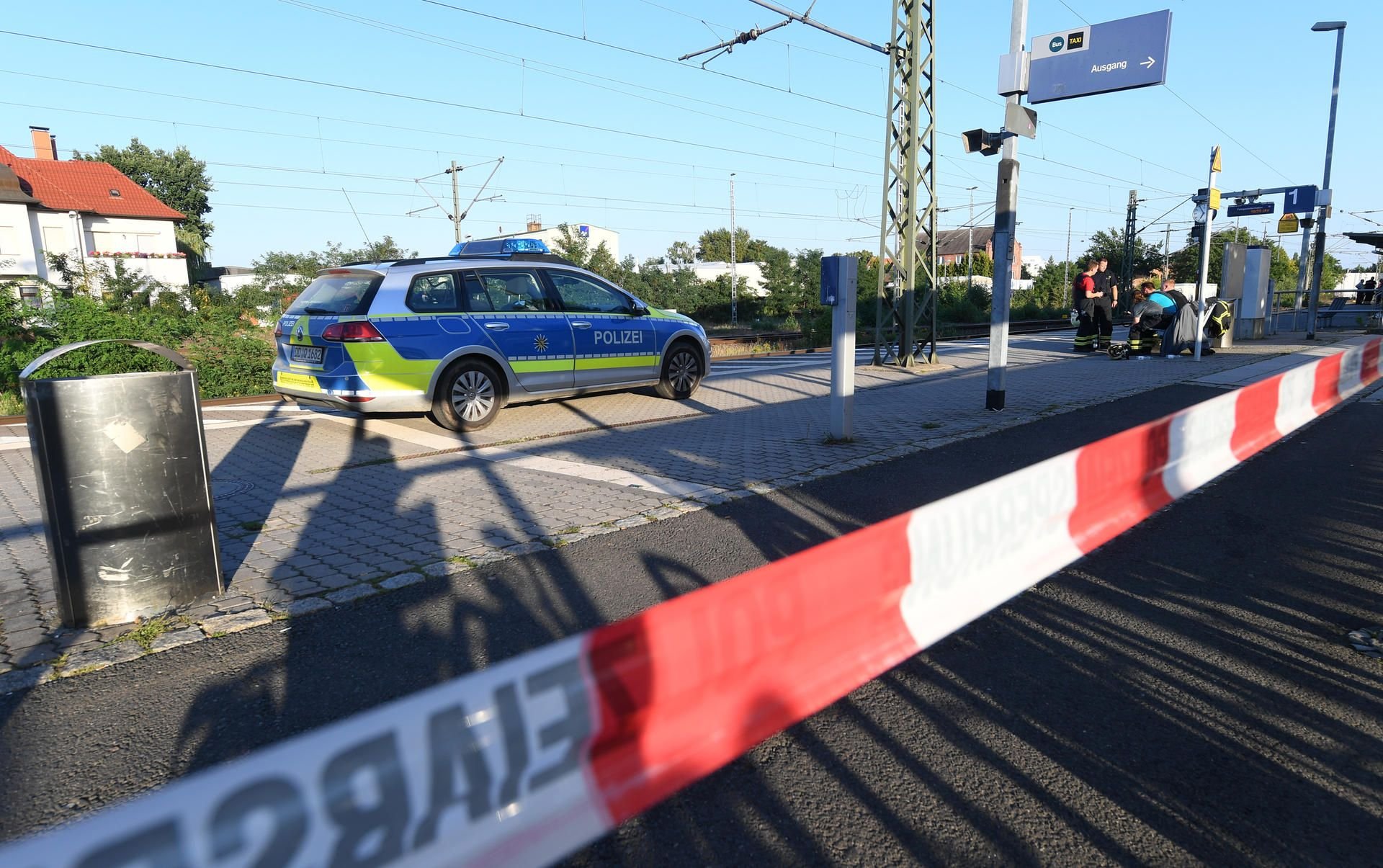 Absperrband hängt am Unteren Bahnhof in Delitzsch. Ein Kind ist von einem IC erfasst und getötet worden.
