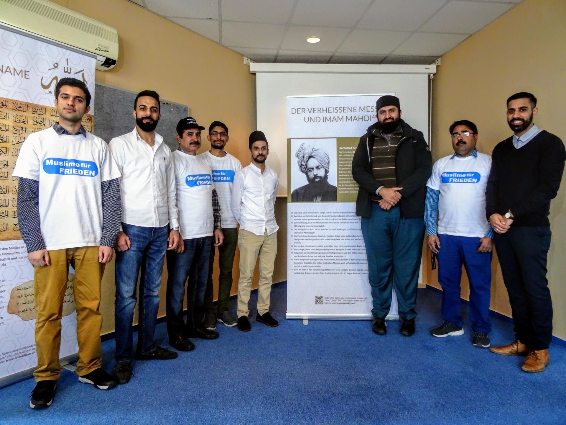 Javaid Mubariz (5.v.l), Imam Iftekhar Ahmed (6.) und Sial Shehroz (ganz rechts).