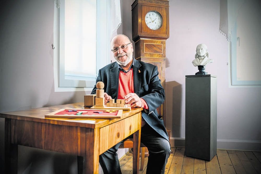 „Fröbel ist die Grundlage von allem“: Frank Persike im Museum, das an Leben und Werk des Pädagogen erinnert. Auf dem Tisch steht von Fröbel entworfenes Spielzeug, genannt Spielgaben.