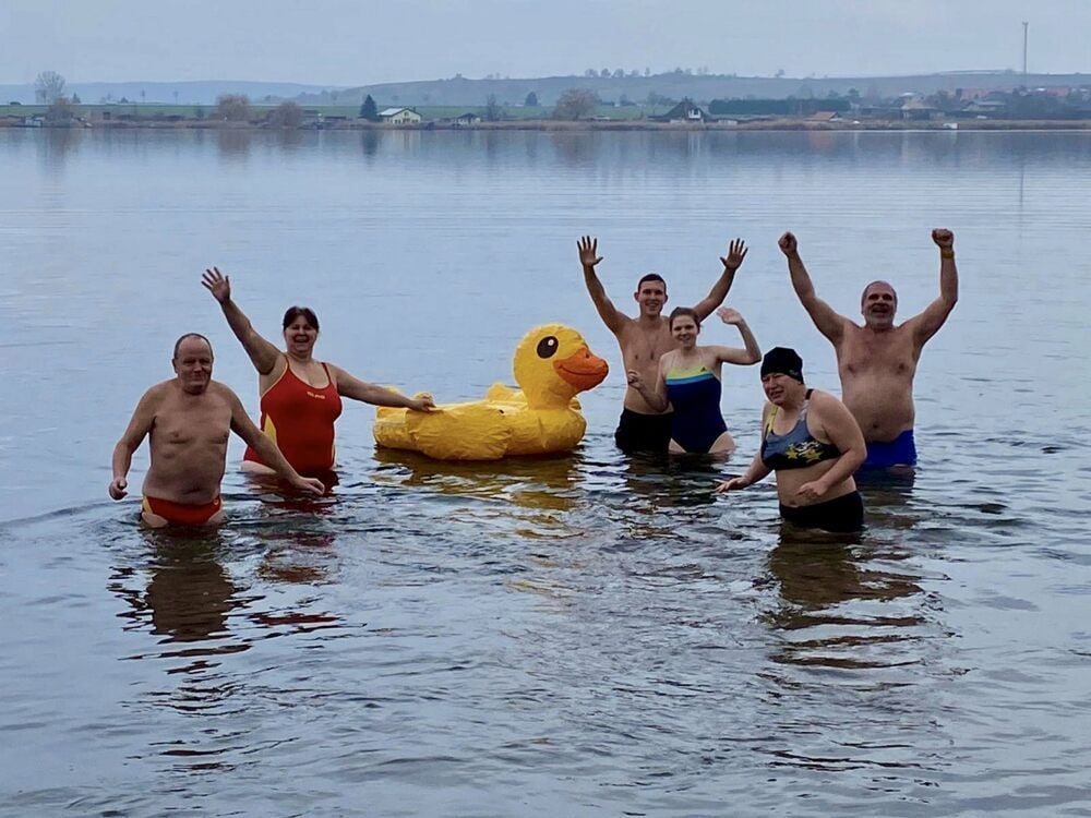 Am 10. Januar sollte das fünfte Anbaden im Süßen Jahr stattfinden. Nun muss auch diese Veranstaltung wegfallen, was einige Mitglieder der DLRG jedoch nicht davon abhält, bei sieben Grad Wassertemperatur das neue Jahr zu begrüßen.