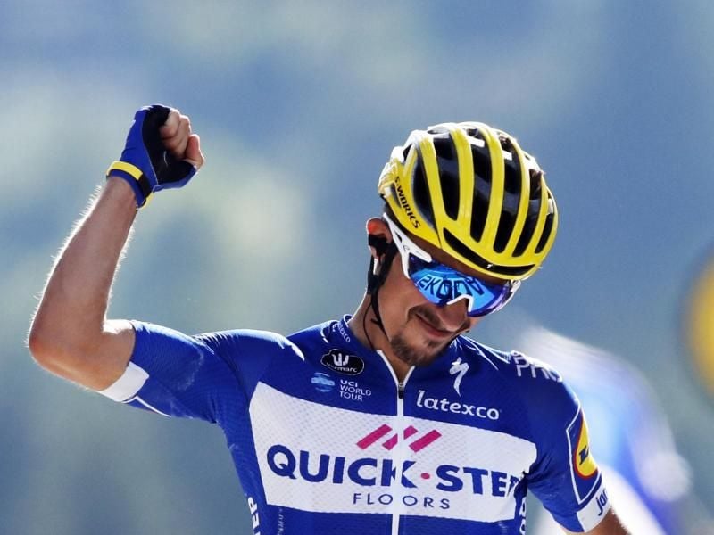Der Franzose Julian Alaphilippe überquert jubelnd als Erster die Ziellinie. Foto: Christophe Ena/AP