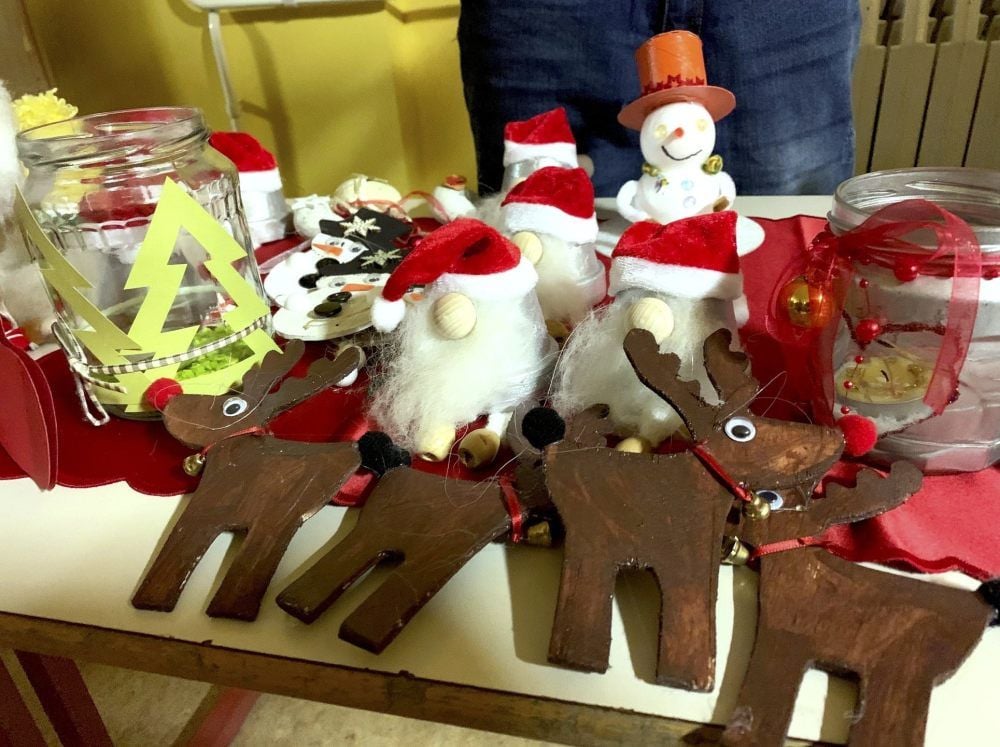 Für den Adventsmarkt haben die Schüler viel selbst gebastelt.