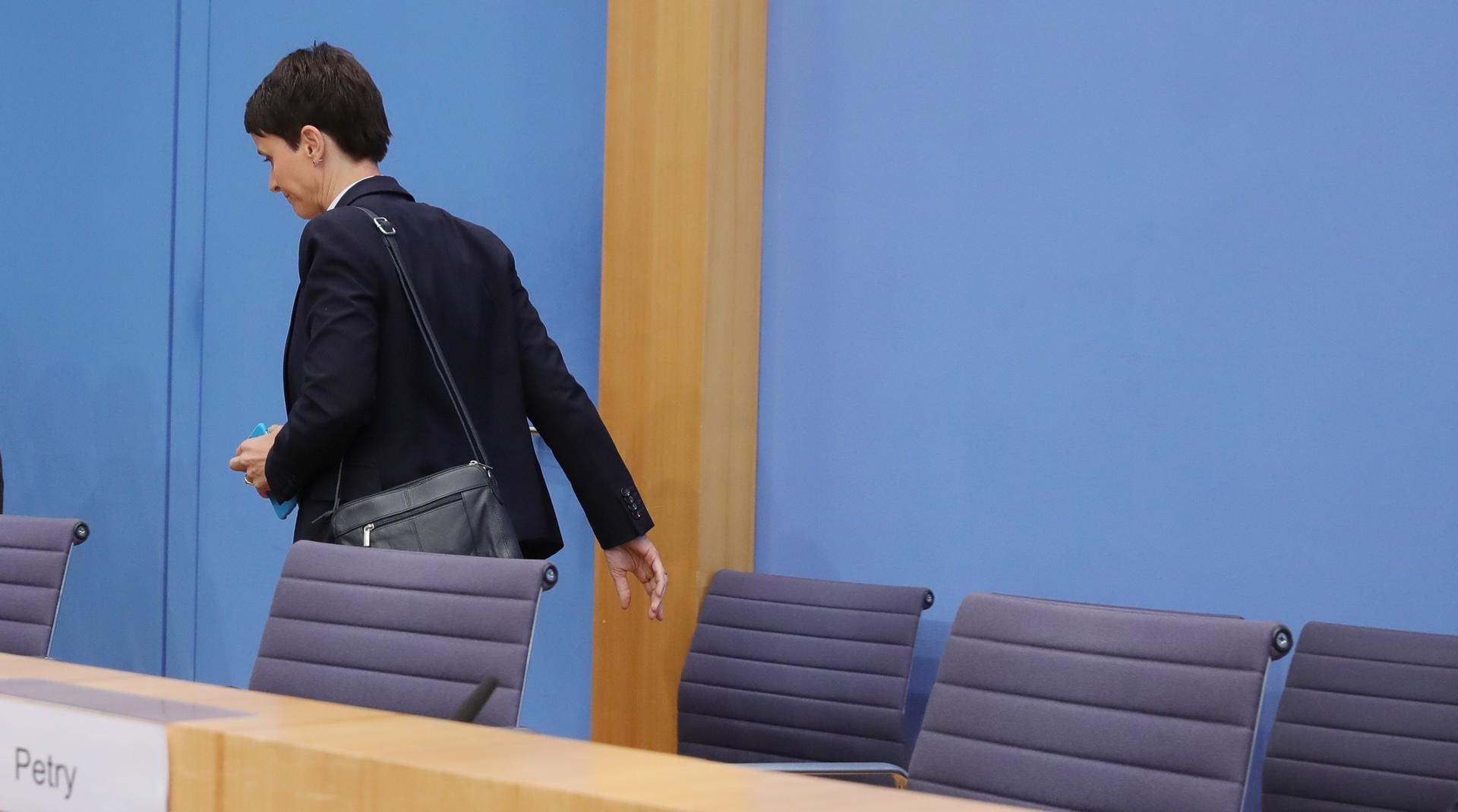 Frauke Petry, Bundesvorsitzende der Partei Alternative für Deutschland (AfD), verlässt in Berlin die Bundespressekonferenz.