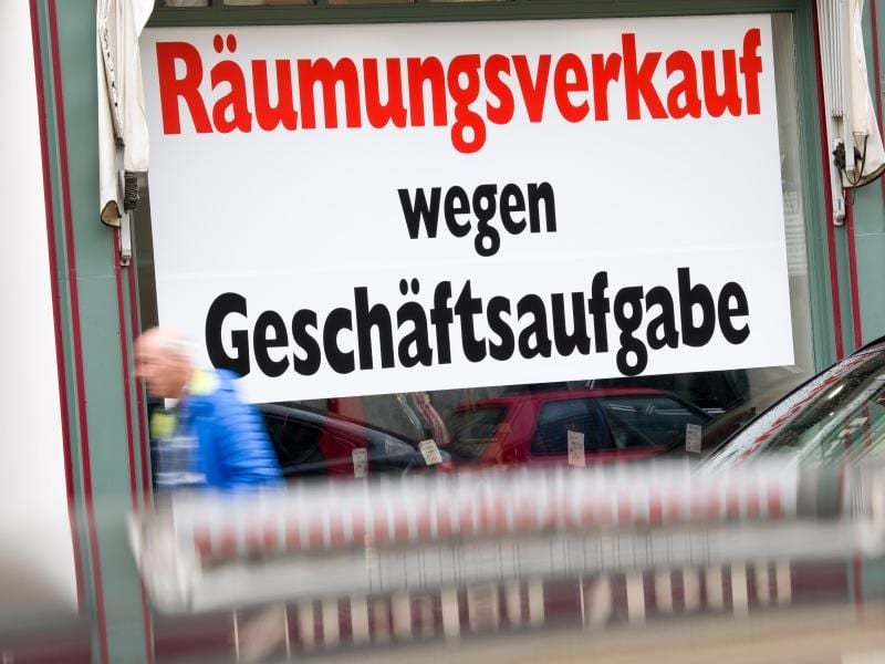 Ein Schild mit der Aufschrift „Räumungsverkauf wegen Geschäftsaufgabe” hängt im Schaufenster eines Ladengeschäfts in der Innenstadt. Foto: Peter Kneffel/dpa