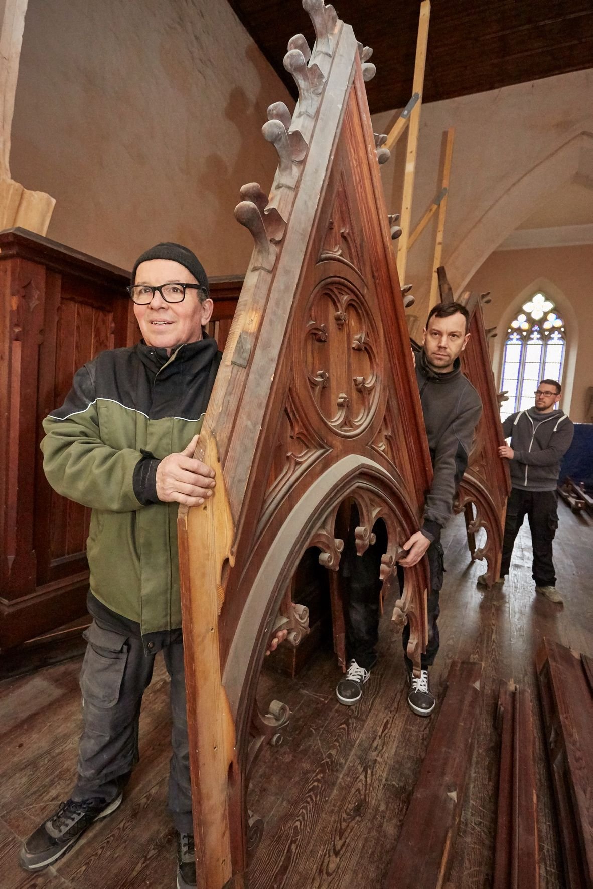 Restaurator Eike Knaul (von links) lässt sich beim Abbauen des Orgelkastens in der Marienkirche von seinem Sohn Steffen Knaul, selbständiger Tischlermeister, und dessen Gesellen Christopher Neumann helfen.