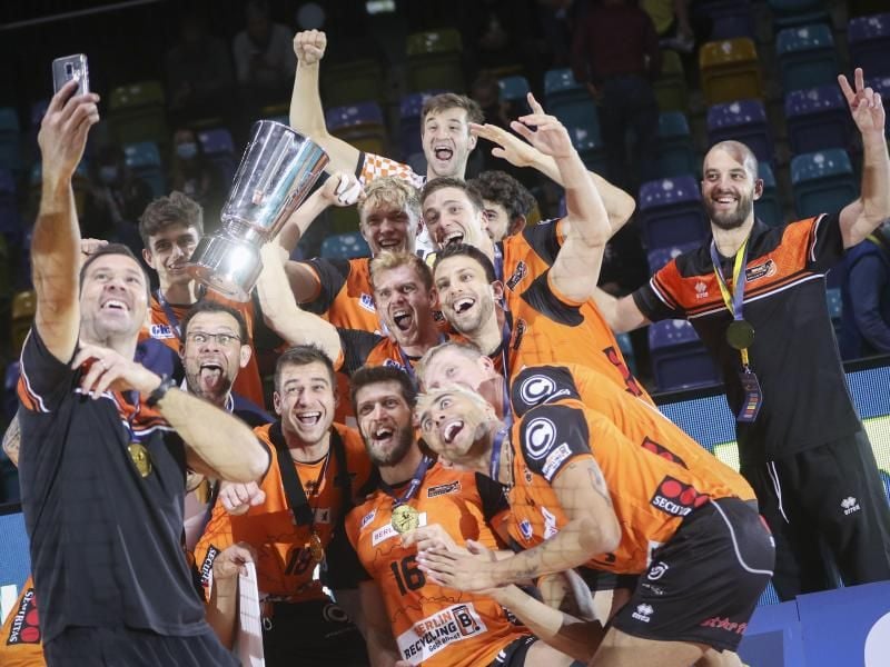 Die Spieler der Berlin Volleys feiern den Gewinn des Supercup. Foto: Frank Rumpenhorst/dpa