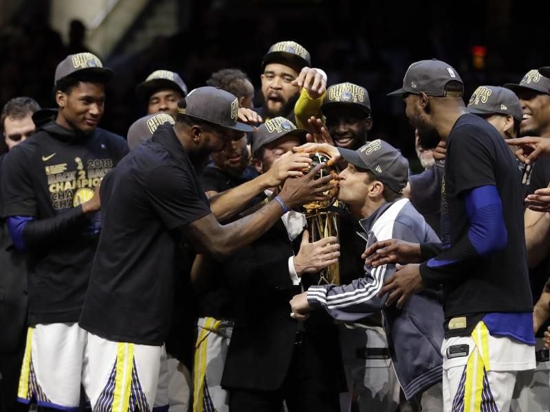 Die Spieler der Golden State Warriors feiern den erneuten NBA-Titel. Foto: Tony Dejak/AP