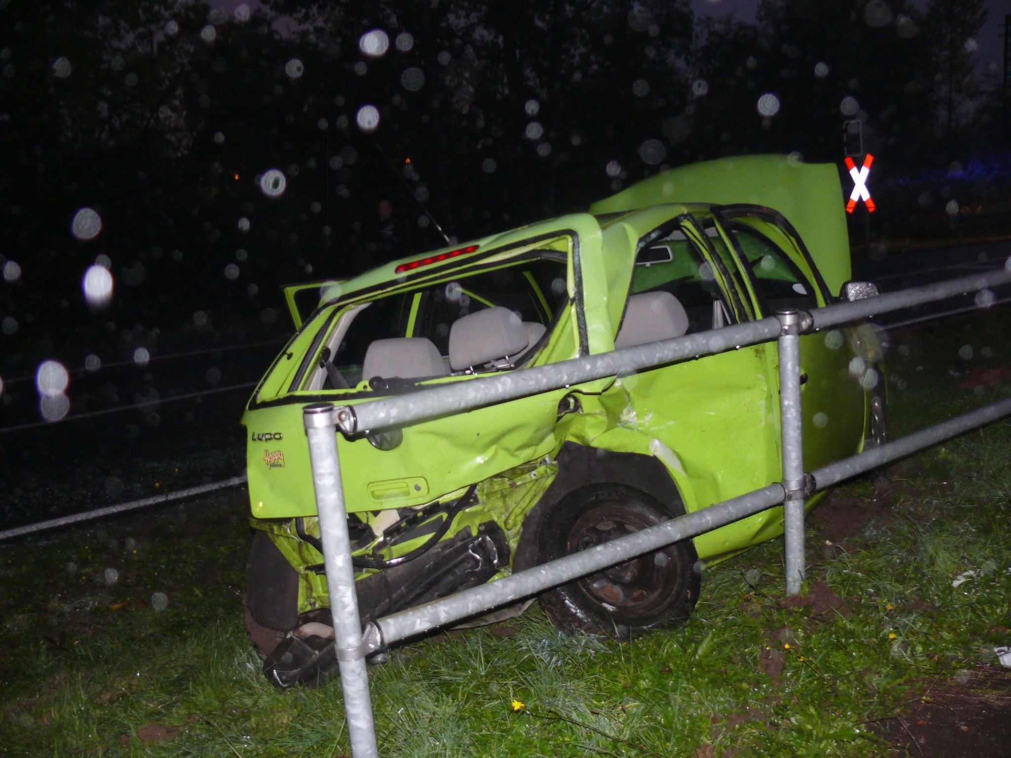 Das Wrack des VW Lupo steht nach dem schweren Unfall an dem Bahnübergang in Wernigerode Richtung Darlingerode.
