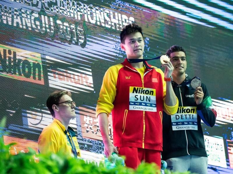 Silbermedaillengewinner Mack Horton (l) hält bei der Siegerehrung von Sun Yang demonstrativ Abstand von dem erstplazierten Chinesen (M). Foto: Bernd Thissen