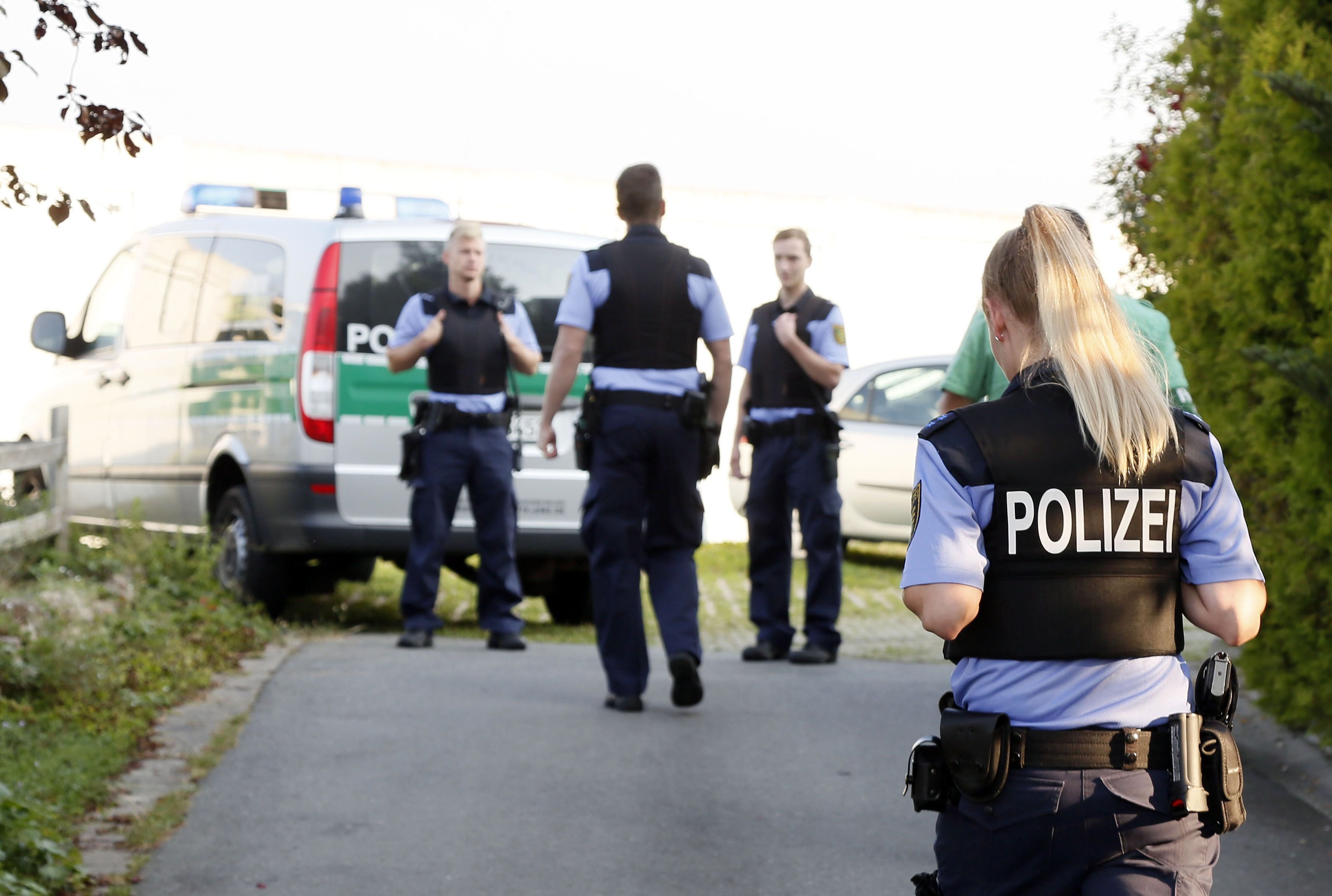 Polizisten sichern den mutmaßlichen Tatort in Chemnitz ab.