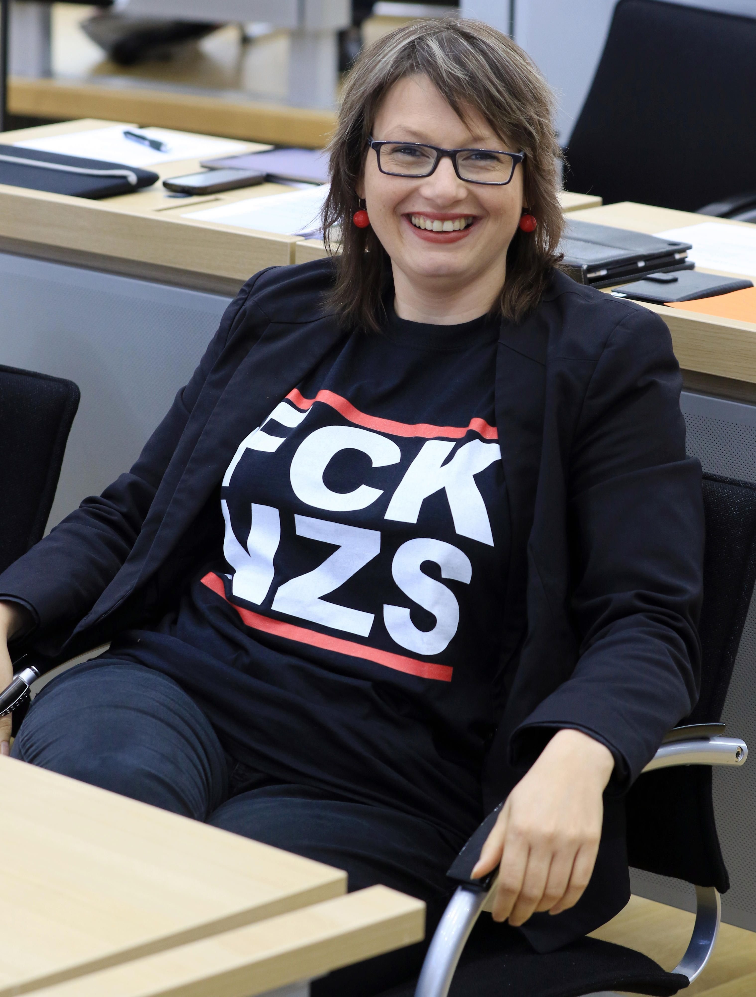 Die SPD-Fraktionsvorsitzende Katja Pähle sitzt mit einem Shirt mit der Aufschrift "FCK NZS" im Landtag von Sachsen-Anhalt.