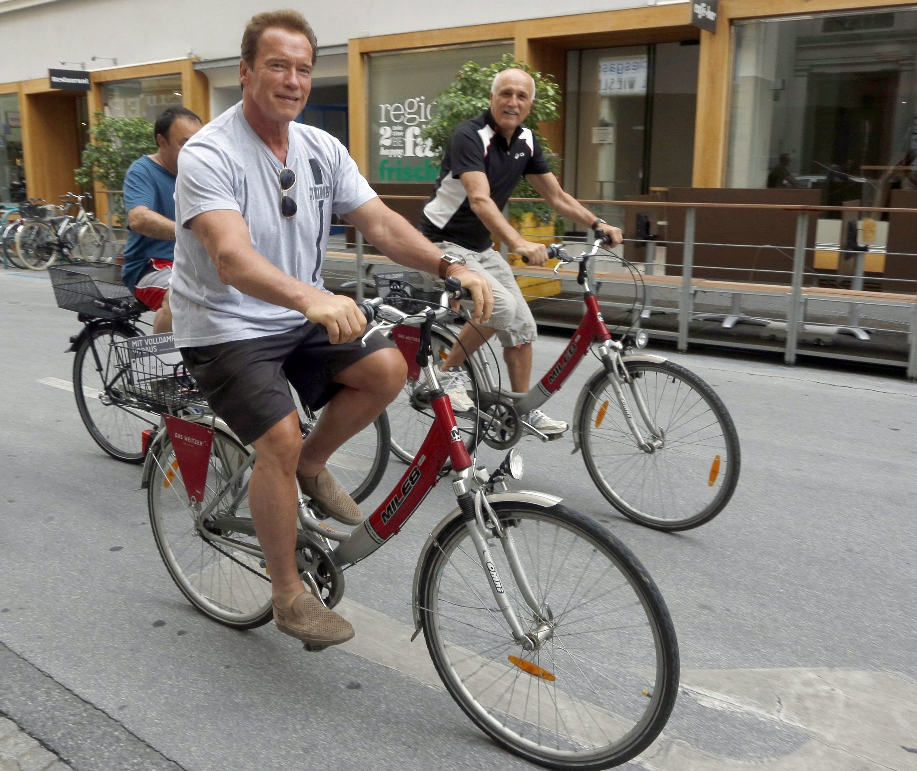 Der ehemalige Gouverneur von Kaliforniern auf dem Fahrrad.