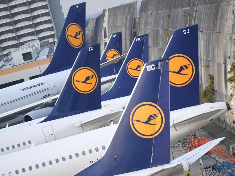 Lufthansa-Maschinen parken an einem Flughafen. Foto: Arne Dedert/Archiv