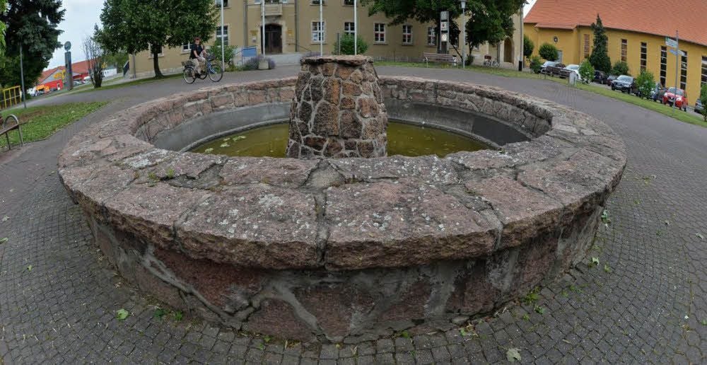 Der Brunnen vor dem Rathaus soll verändert werden.