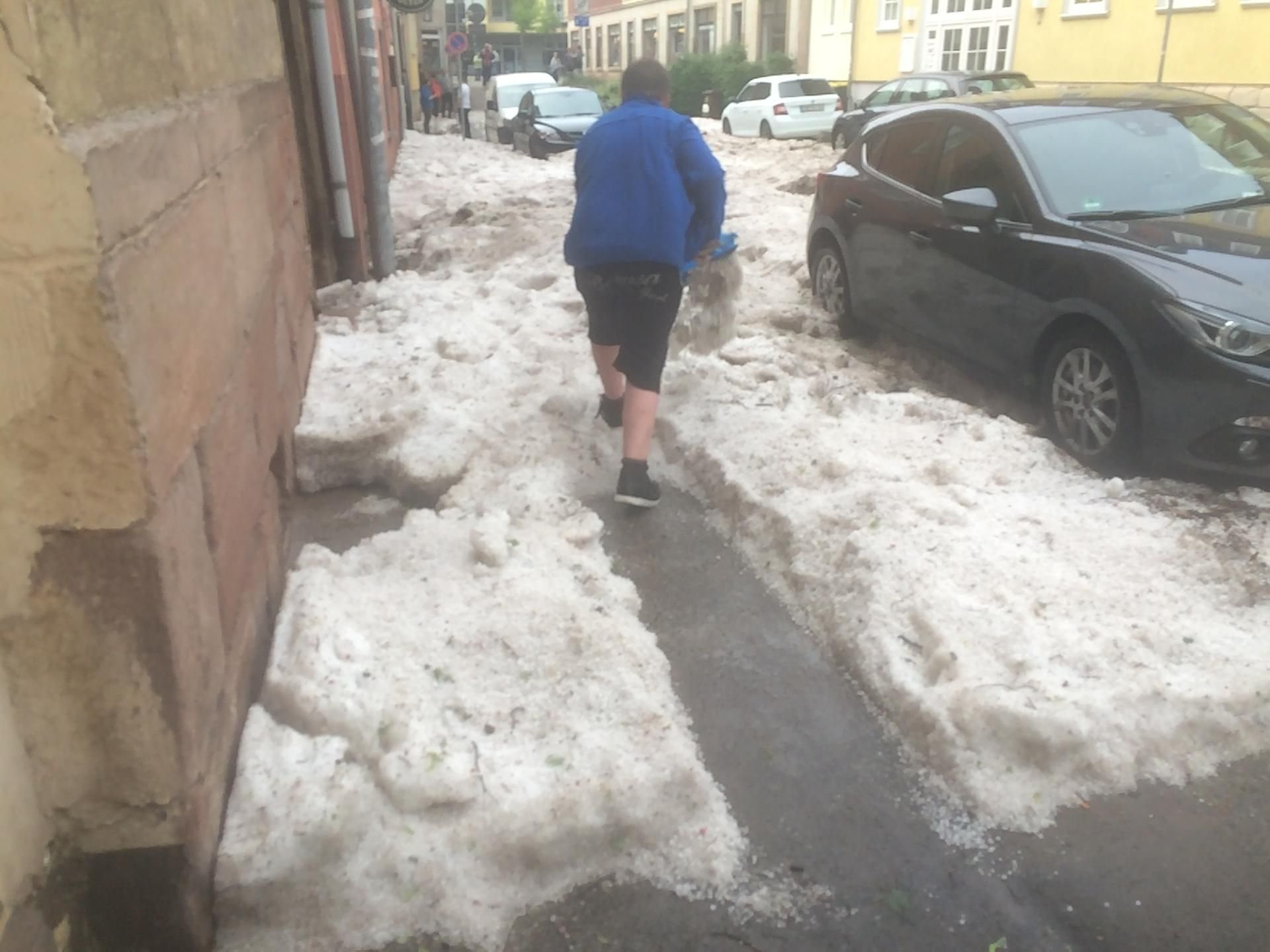 In Sondershausen in Thüringen mussten die Anwohner nach dem Gewitter zum Hagel schippen.