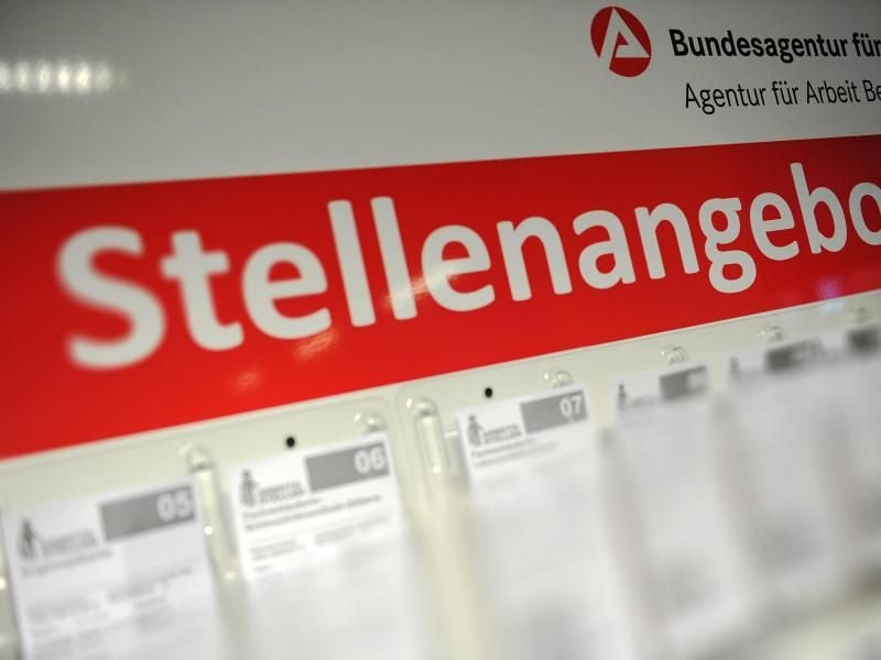 Stellenangebote in einer Agentur für Arbeit. Foto: Paul Zinken/dpa/Symbolbild