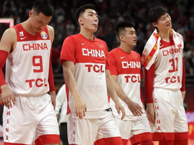 WM-Gastgeber China hat gegen Polen die erste Niederlage kassiert: Mitglieder der chinesischen Mannschaft verlassen das Spielfeld. Foto: Mark Schiefelbein/AP
