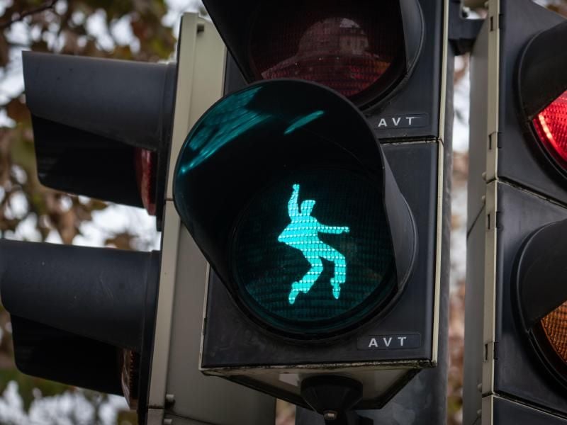 Ein Ampel-Männchen in Form eines tanzenden Elvis Presley leuchtet an einer Fußgänger-Ampel. Foto: Frank Rumpenhorst/Archivbild
