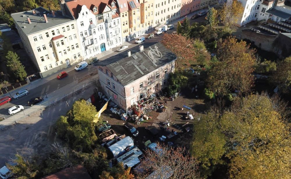 Ein Blick von oben auf das Hasi - das besetzte Haus in der Hafenstraße von Halle.