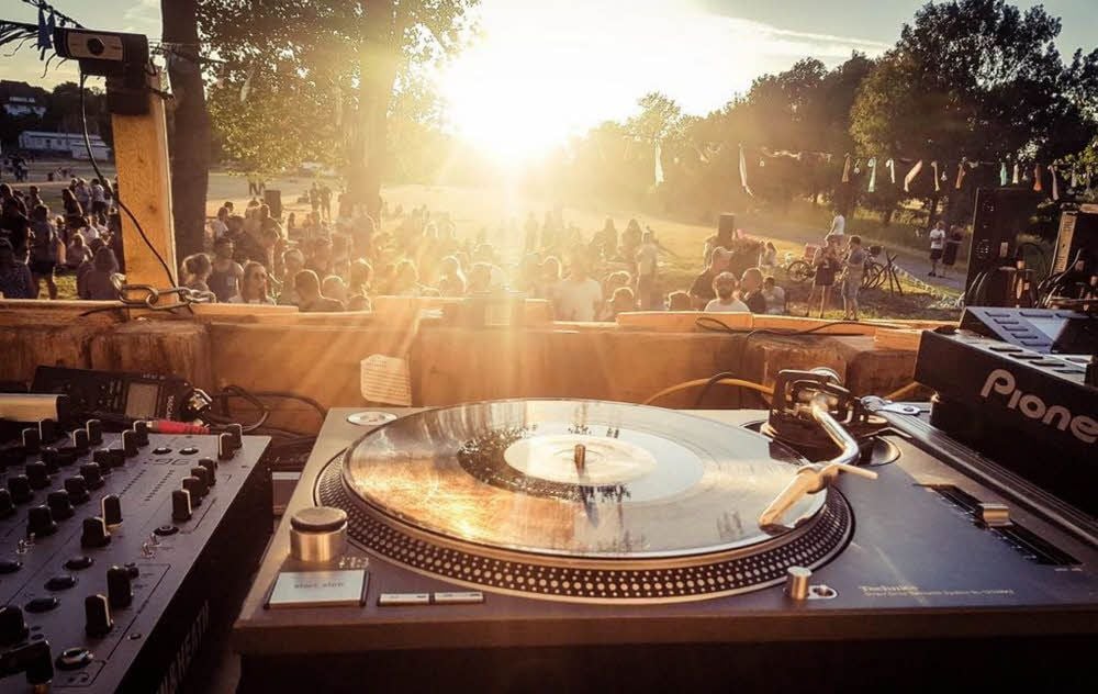 Elektronische Musik, Sonne und viel Platz zum Tanzen. Das „Friendship“ wurde zum Erfolg. Doch für einige Anwohner leider auch zum großen Ärgernis.