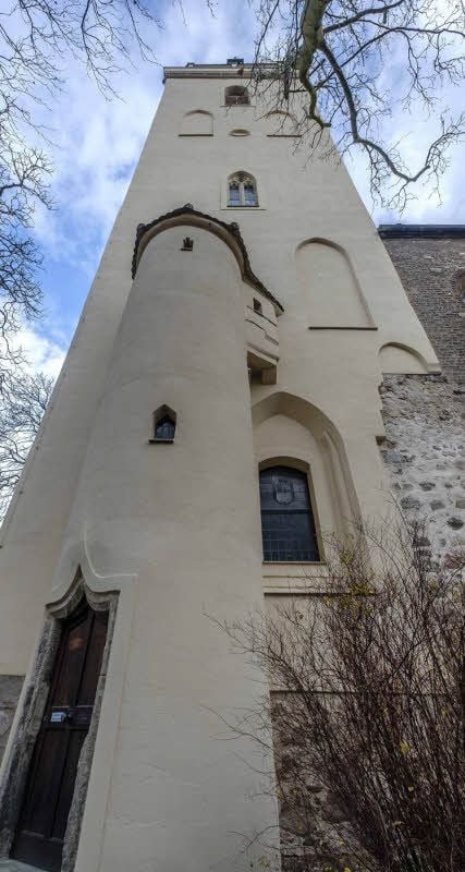Frisch saniert und eine Möglichkeit, dem Himmel ein Stück näher zu kommen: Turm der evangelischen Kirche von Bad Schmiedeberg.