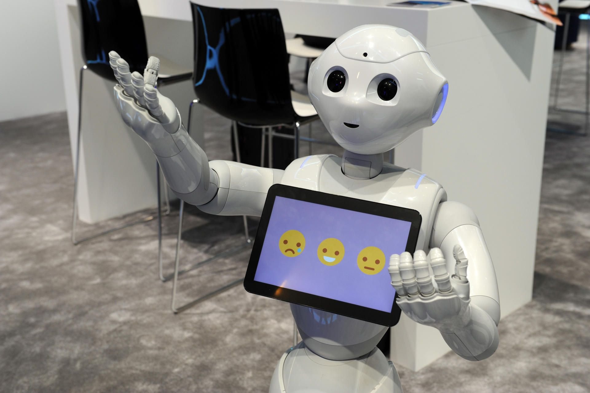 Der Roboter „Pepper“ der japanischen Firma Softbank unterhält sich mit Besuchern beim Mobile World Congress in Barcelona.