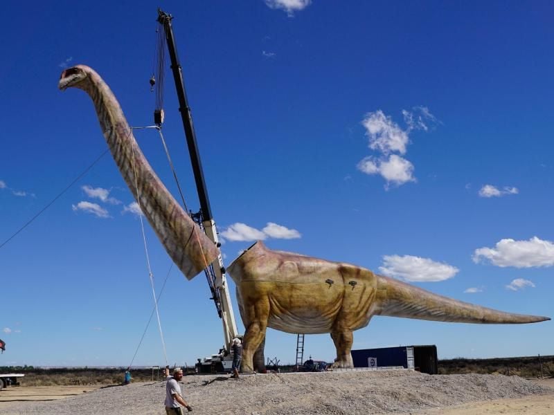 Handwerker setzen ein 16 Tonnen schweres Titanosaurier-Modell mit 40 Metern Länge und 20 Metern Höhe nahe der Stadt Trelew in Patagonien zusammen. Mit den gigantischen Ausmaßen gilt es als das bisher größte, transportable Dinosauriermodell weltweit, welches jemals gebaut wurde. Foto: Franz-Josef Dickmann
