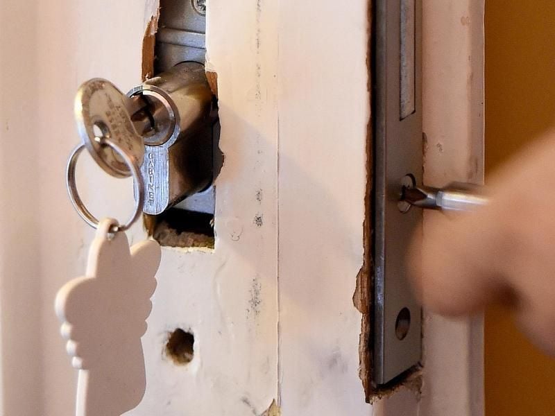 Ein Schlüsseldienst darf den Kunden nicht dazu drängen, einen überhöhten Preis zu zahlen. Betroffene können in dem Fall zur Polizei gehen. Foto: Holger Hollemann