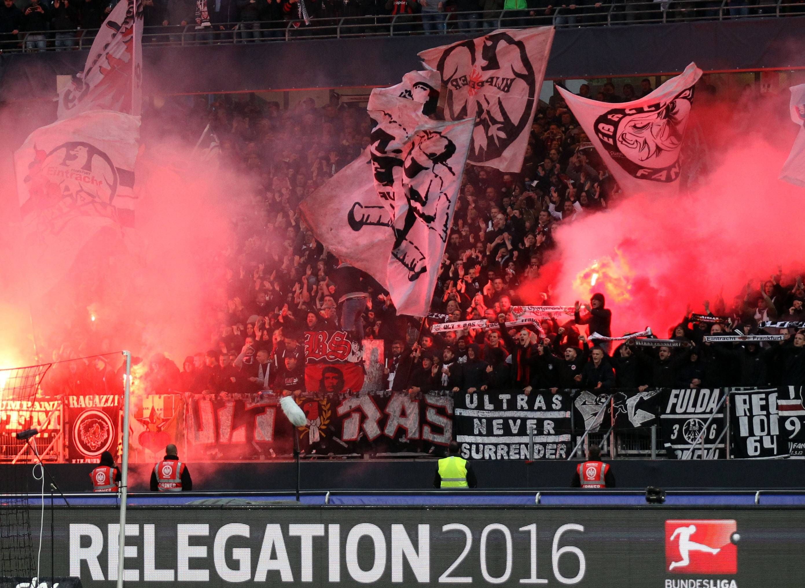 Frankfurter Ultras zünden Pyrotechnik.