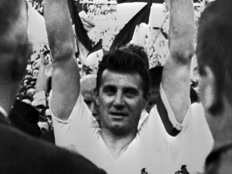 Der Mannschaftskapitän vom 1. FC Köln, Hans Schäfer, hebt 1964 die Meisterschale in die Luft. Foto: dpa