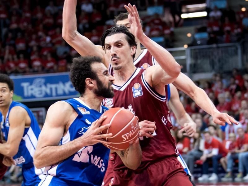 Frankfurts Philip Scrubb (l) legte in Spiel zwei gegen die Bayern 15 Punkte auf. Foto: Sven Hoppe