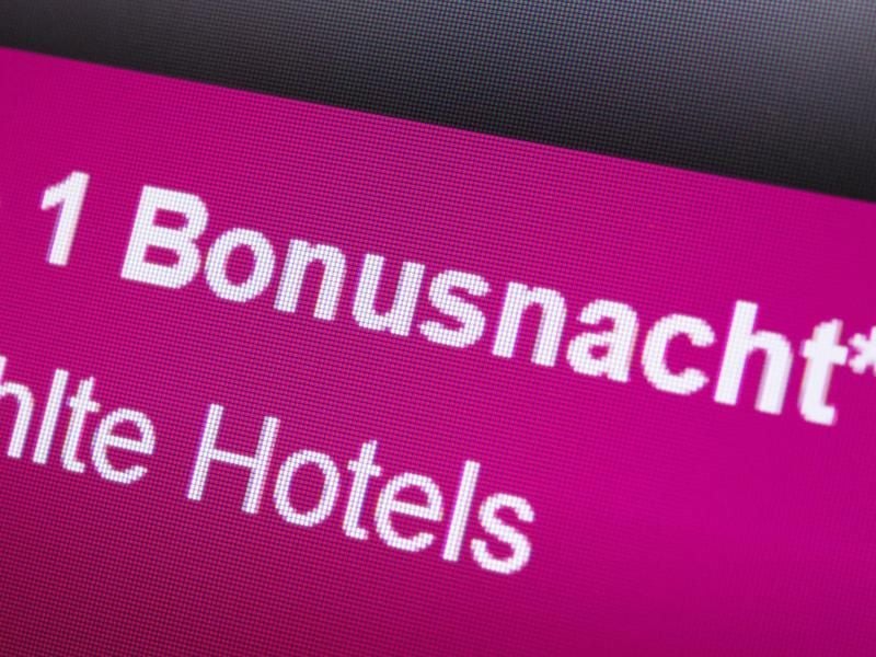 Wer bei der Hotelbuchung Geld sparen will, kann etwa Preise vergleichen, Feiertage als Reisezeitraum meiden und Prämienprogramme nutzen. Foto: Andrea Warnecke