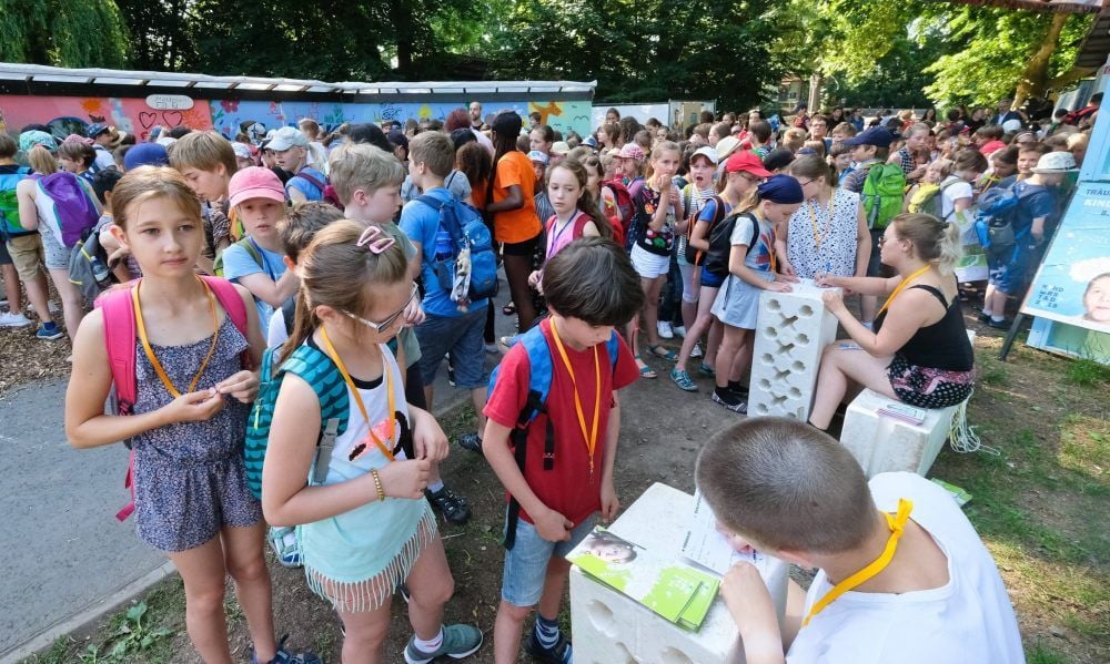 So sah es 2018 aus: Kinder lassen sich in der Kinderstadt einbürgern.