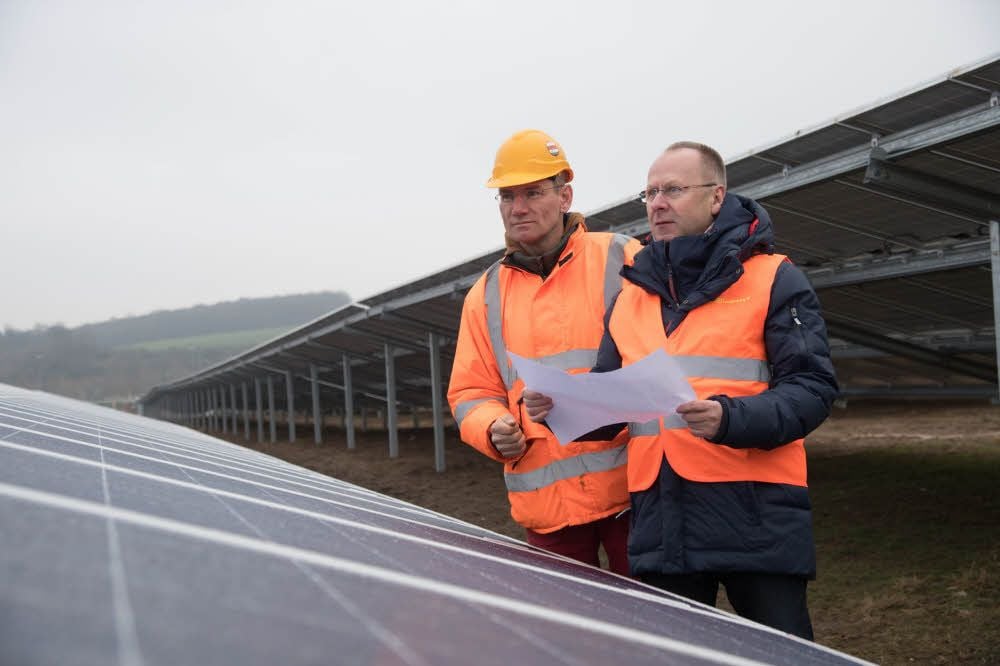 Paneele statt alter LPG-Hallen. Der Bau der Photovoltaikanlage in Possenhain neigt sich dem Ende, die meisten Module stehen bereits. Eigentümer und Betreiber Steffen Krüger (l.) hat mit Gunnar Geske vom Solaranlagenbauer „Sonnen-Expert“ alle Hände voll zu tun. Bis Jahresende soll eingespeist werden.