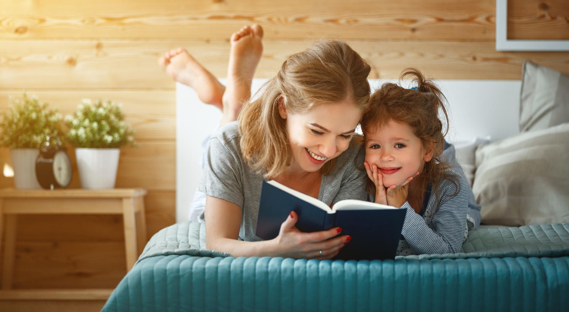 Gemeinsam ein Buch zu lesen ist nicht nur eine gute Beschäftigung – es gibt auch Struktur.