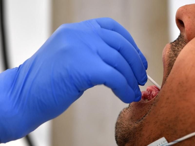 Ein Mann wird auf das Coronavirus getestet. Foto: Hendrik Schmidt/dpa-Zentralbild/ZB/Symbolbild