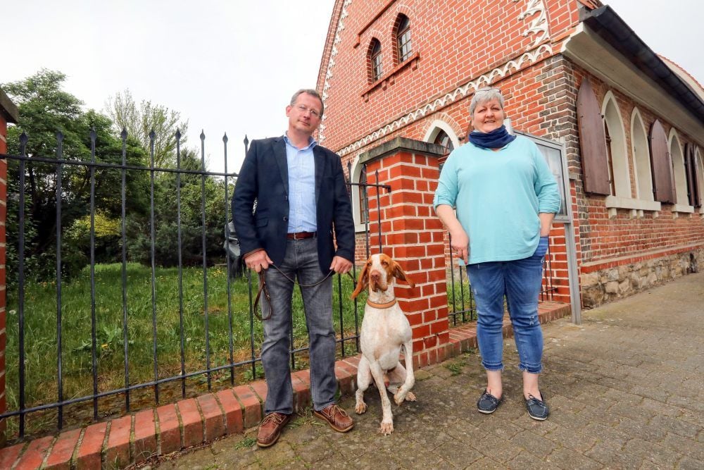 Gero Mielczarek und Simone Streiber am Landjägerhaus.