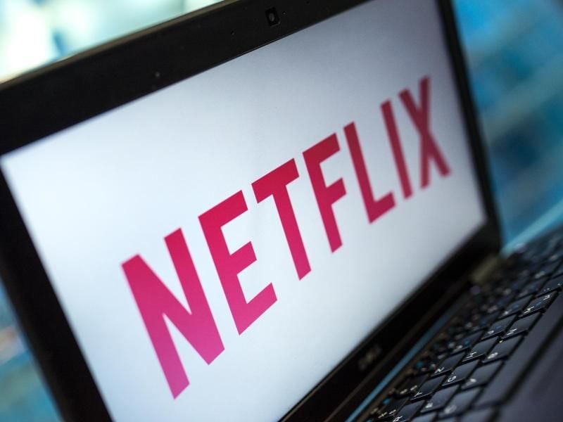 Wer Streaming-Dienste wie Netflix abonniert hat, kann ihn bisher nicht im Ausland nutzen. Das soll sich nach den neuen EU-Regeln ändern. Foto: Alexander Heinl/dpa