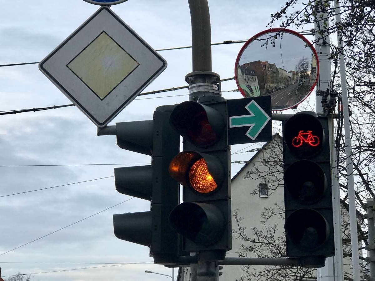An der Ampelkreuzung in der Trothaer Straße Richtung Norden wurden bereits ein Spiegel installiert. Er soll Rechtsabbieger in die Seebener Straße vor Radfahrern warnen, die sich von hinten nähern.