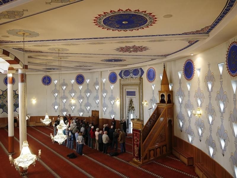 Besucher stehen am Tag der offenen Moschee im Gebetsraum der Yavuz-Sultan-Selim-Moschee in Mannheim. Foto: Roland Wittek