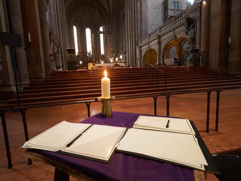 Ein Kondolenzbuch zum Tod von Kardinal Lehmann. Foto: Thomas Frey