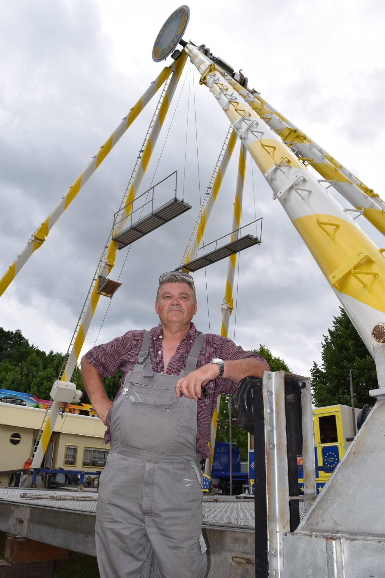 Uwe Schieck vor seinem halb fertig aufgebauten Riesenrad in Allstedt