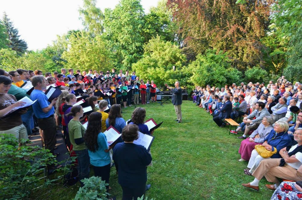 Unichor singt im Botanischen Garten