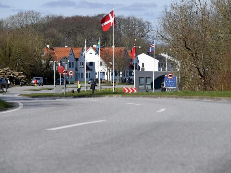Frei von Autos ist die Straße am deutsch-dänischen Grenzübergang. Foto: Carsten Rehder/dpa