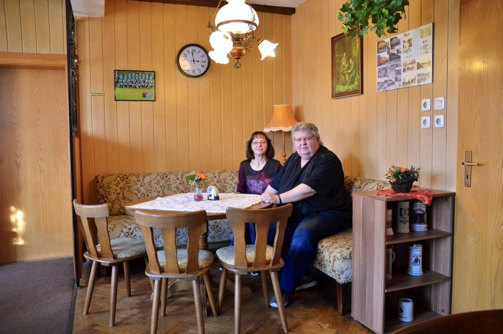 Inhaber Steffen Ludwig mit seiner Frau Birgitt in ihrer Gaststätte „Zur Weintraube“ in Wartenburg, die sie ab 1. April schließen.