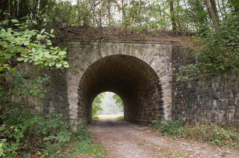 Eines der Viadukte der ehemaligen Bahnstrecke im Wethautal.