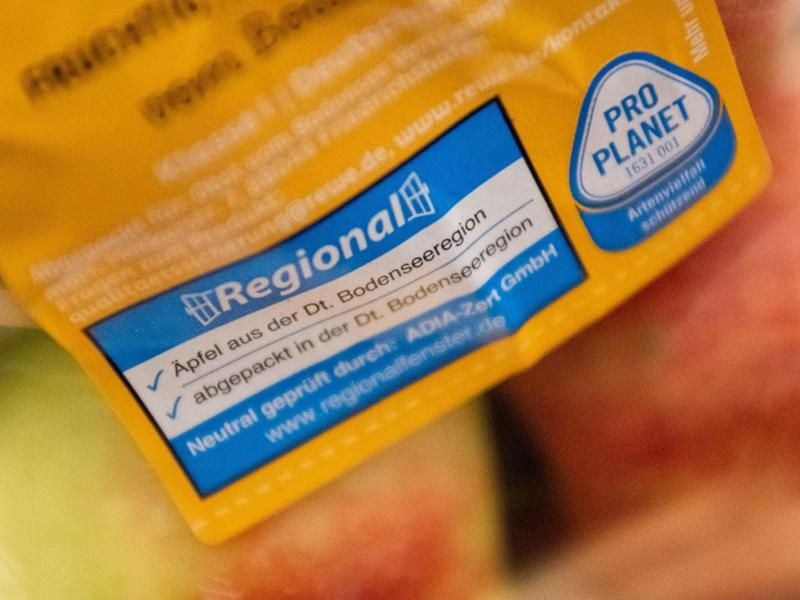 Das blaue „Regionalfenster” zeigt, woher die wichtigsten Zutaten stammen und wo sie verarbeitet wurden. Die Region muss kleiner als Deutschland sein. Foto: Lino Mirgeler/dpa