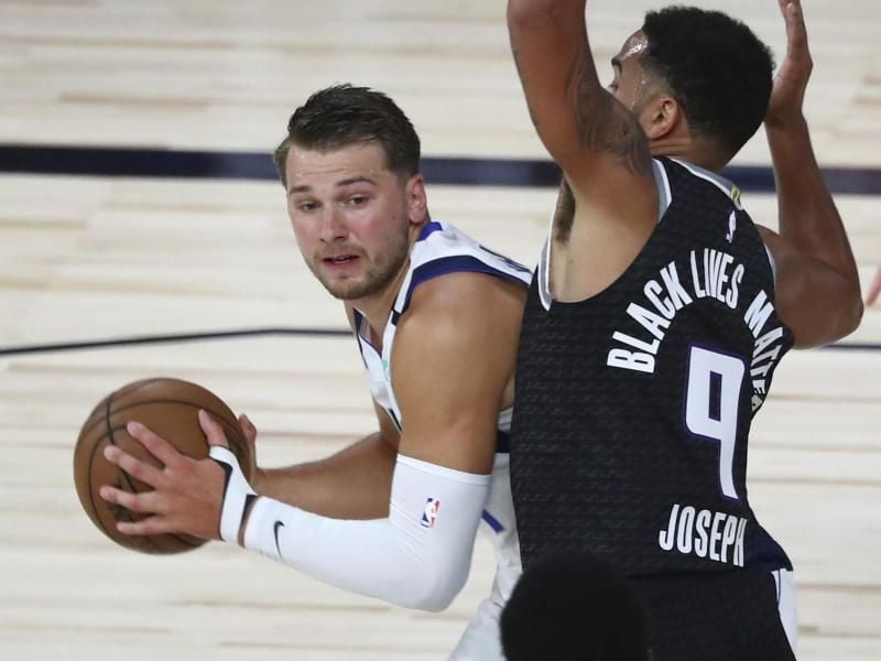 Der starke Mavericks-Spieler Luka Doncic (l) setzt sich gegen Cory Joseph durch. Foto: Kim Klement/Pool USA Today Sports/AP/dpa