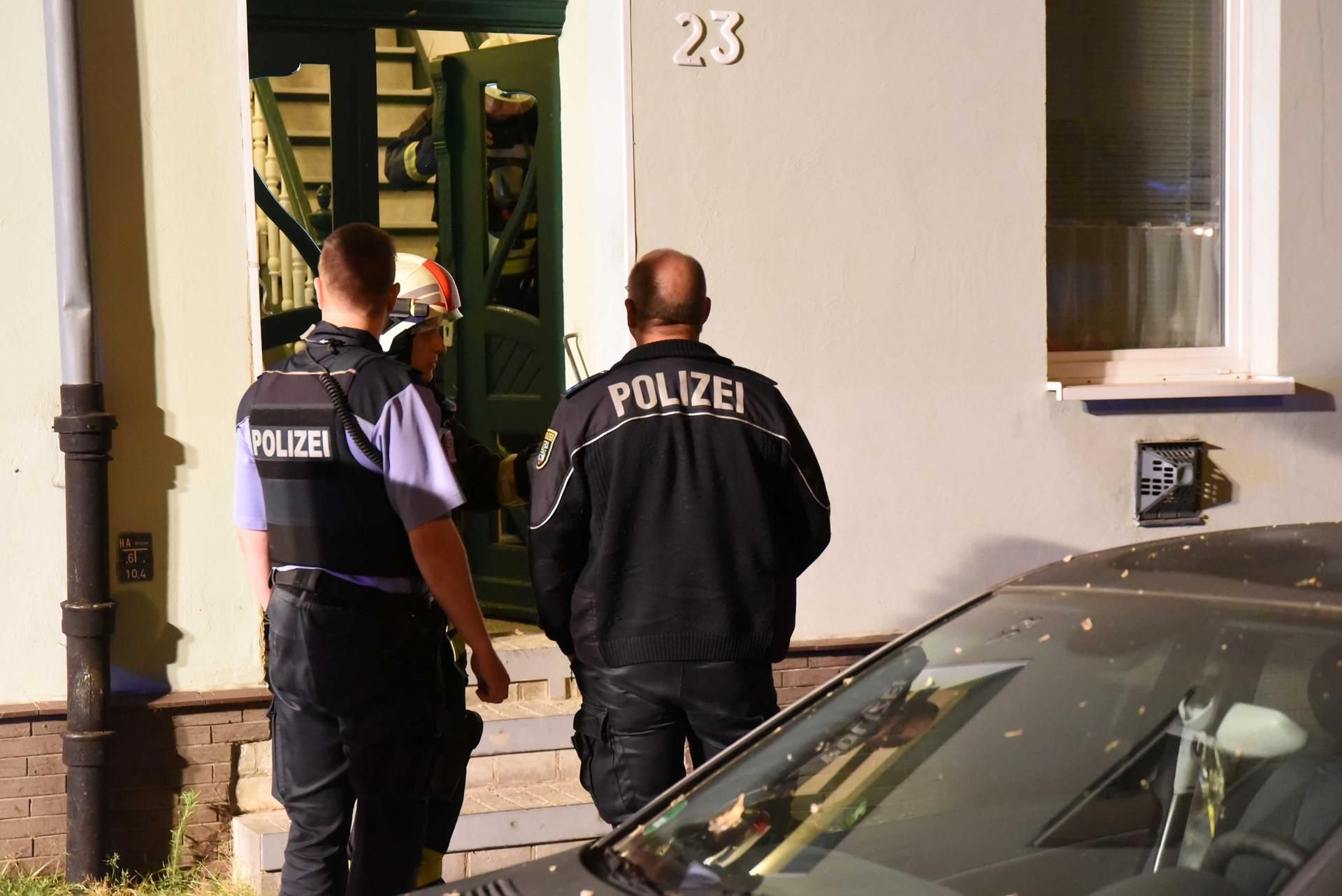 Eine Detonation hat in der Hecklinger Straße in Aschersleben gegen Mitternacht den Eingangsbereich eines Hauses zerstört.